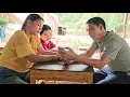 Download Lagu Thu was very surprised when Hoi bought her a phone so she could contact people when needed.