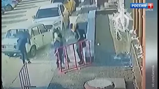 В Омске ледяная глыба обрушилась на женщину с ребёнком