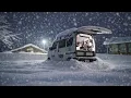 Lagu Genieten van eenzaamheid in verlaten besneeuwde bergen — een stille, echte auto-kampeerreis