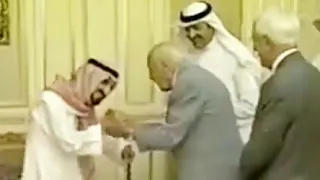 الأمير بندر بن عبدالعزيز يستقبل قائد أول طائرة للملك عبدالعزيز بن عبد الرحمن دندنها