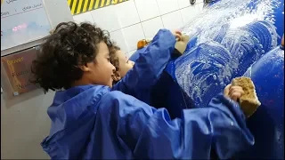 آسر وسامر يغسلوا السيارات بالمويه والصابون 