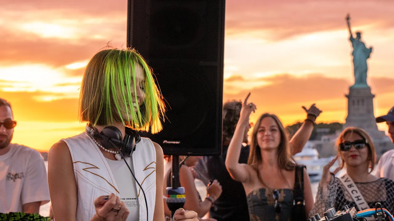 Miss Monique @ Sunset Cruise in New York [Progressive house DJ Mix] 2024-10-25 20:00