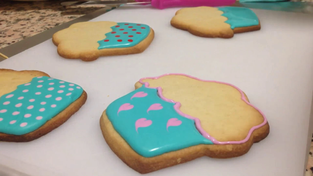 BOLACHAS DECORADAS COM GLACÊ REAL PARTE II