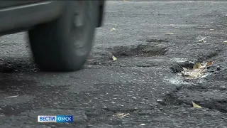 В Омском районе начали ремонтировать спорную дорогу