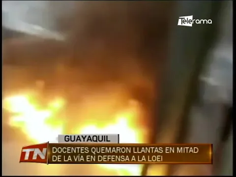 Docentes quemaron llantas en mitad de la vía de defensa a la LOEI