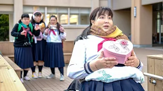 قلبوظة مجنونة محدش معبرها عملت حادثه فخست وبقت جميلة والشباب كلها بقت بتجري وراها ملخص 