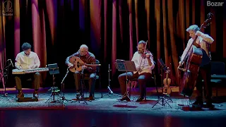                عيون شاردة دندنها