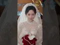 婚禮當天被未婚夫抛弃，她獨自躲在花園裡啃麵包落淚！誰知竟被路過的豪門總裁撞見，直接將她帶回家，從此捧在手心寵上天！