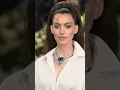 Download Lagu Anne Hathaway at the 2025 Met Gala