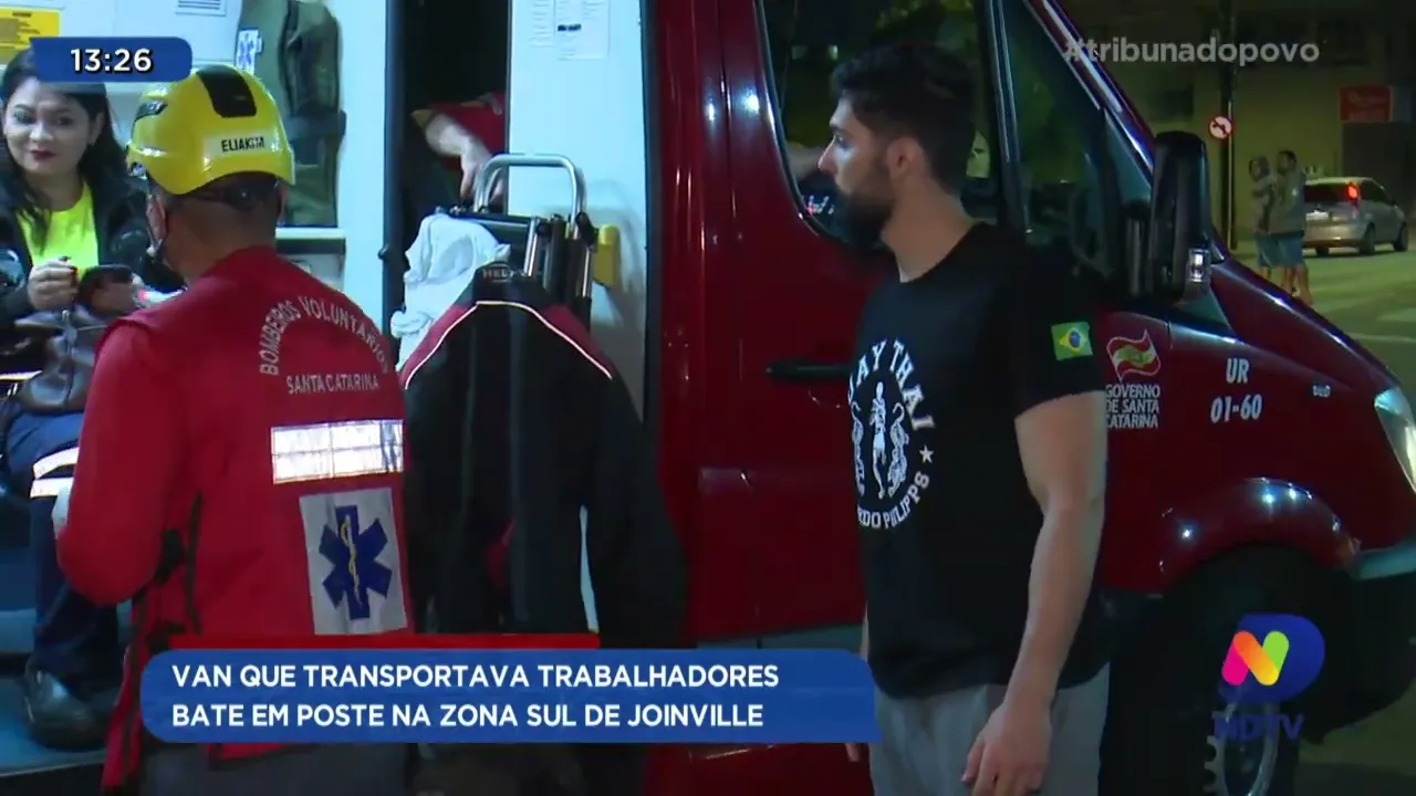 Van que transportava trabalhadores bate em poste na Zona Sul de Joinville