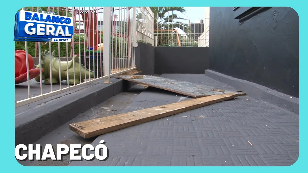 Acidente em obra: Madeiras caem de prédio em construção em cima de escola no centro de Chapecó