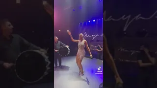رقص مايا دياب المثير على اسمر يا حلو في بيروت 