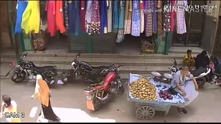 قاعد لوحدك كده سرحان      ثانيه   بس هتموت من الضحك فيهم اوعى يفووتك دندنها