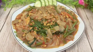 Cara Baru Masak Kwetiau Pakai Kangkung Balacan, Enak Banget!