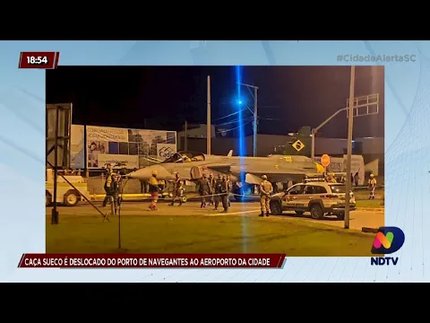 Caça sueco é levado para aeroporto de Navegantes