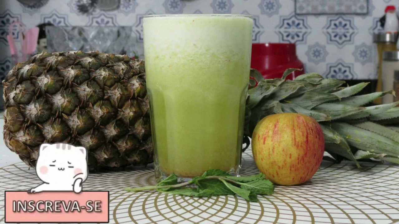 SUCO DE ABACAXI COM HORTELÃ - Nathalia Fernandes. 