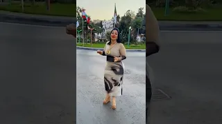 وردة شارلومانتي في الجزائر العاصمة وردة راح تروبلها في الجزائر ورة غادي تخرج جنونها 