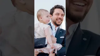 الأميرة إيمان مع والدها الأمير الحسين بن عبد الله الثاني في أحدث ظهور لها 