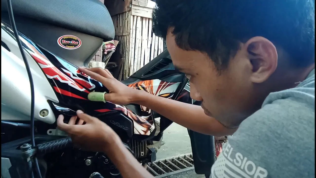 XRM 125 DECALS INSTALLATION