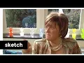 Download Lagu Rijke mevrouw is te lui om te lopen | Sketch | Het Klokhuis
