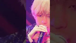 صوت تاي العميق لديه بحة مميزة 