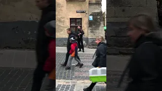 Вуличний музика на дуді грає Тінь Сонця Меч Арея Львів музика україна історія 