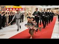 Download Lagu Bocah tentara menggendong adik perempuannya ke perusahaan ayah, mengalahkan para penjaga!
