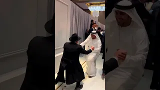 إسرائيل الإمارات إماراتيون علمانيون يتراقصون مع يهود صهاينة في الإمارات 