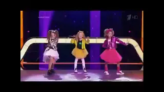 ثلاث بنات يغنون اغنية انجلزية ابهرو لجنة التحكيم     دندنها