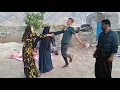 Download Lagu Mehdi dan Narges mencoba mencari perlindungan kepada bibi Narges, tetapi bibinya tidak menerima m...