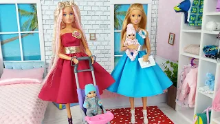 Dos Muñecas Barbie Dos Bebés Mañana Dormitorio Rutina de Baño