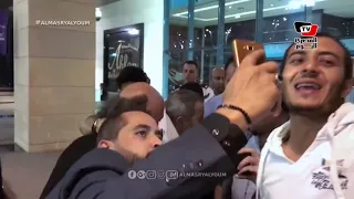 بالفيديو   جورج وسوف على كرسي متحرك في مطار القاهرة دندنها