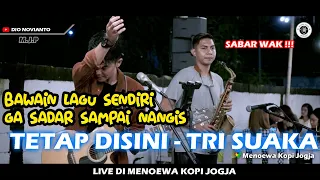 Download TETAP DISINI - TRI SUAKA (LIRIK) LIVE DI MENOEWA KOPI JOGJA MP3