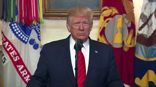 بكاء امرأه بسبب خسارة دونالد ترامب بعد إلقائه لخطاب شعر باللغه العربيه 