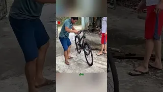 عبقري حقيقي يصنع إطار ا مضاد ا للثقب من أنبوب بلاستيكي Shorts  عبقري حقيقي يصنع إطار ا مضاد ا للثقب من أنبوب بلاستيكي Shorts