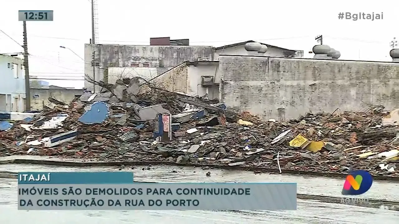 Imóveis são demolidos para continuidade da construção da rua do Porto de Itajaí