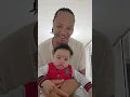 Download Lagu Baby kreeg hoofdmassage van mama terwijl hij zat