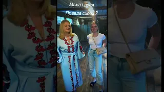 Мама та доня Наталія Бучинська з дочкою Катрусею 