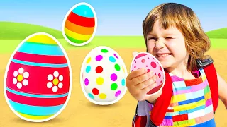 Сюрпризы в песочнице от Маши Капуки! Бьянка ищет игрушки в песке