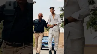 اتحداكم تعرفو مين الى بيغنى الاغنية دى 