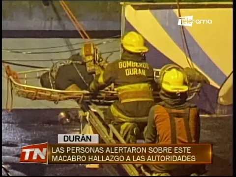 Hallan 2 cuerpos colgados en un paso peatonal en Durán