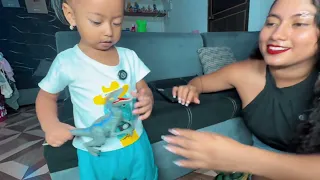 Zoe tiene muchos dinosaurios 🦖 