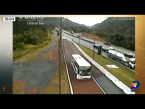 Ônibus com 29 pessoas precisa usar área de escape na BR-376 após problema nos freios