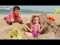 Download Lagu Diana and Roma on the beach! Playing with Sand and other Kids Toys