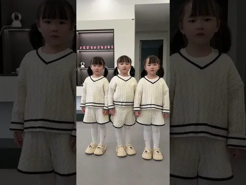 三胞胎：像不像你的三折叠手机，怎么叠都一样 #三胞胎 #家有萌娃 #vlog #爸爸带娃 #lovelybaby #lovely #cute #funny #搞笑 #sister #family