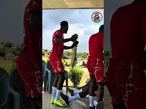 Anicet Oura na Elie Mpanzu wakimuimbia Doumbia