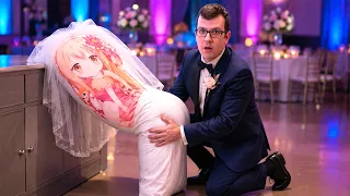 Er macht verstörende Dinge mit seinem Anime Kissen