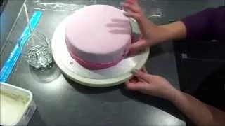 Heute backe ich eine Fondanttorte mit Minnie Mouse Motiv. Dafür habe ich einen Minnie Mouse Aufstell. 