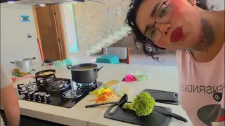 Paolita Suarez está en vivo segunda parte de cocinando el caldo de pollo  ￼