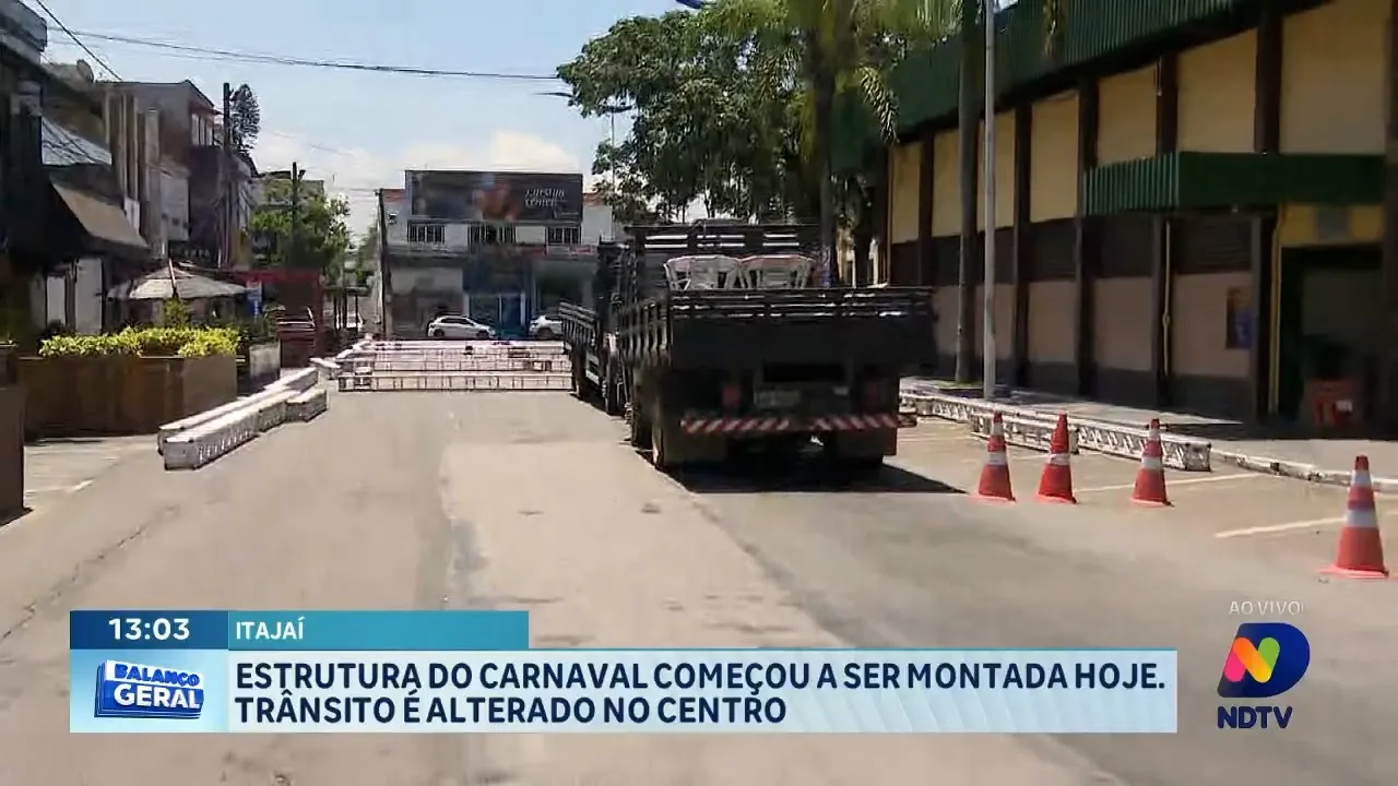 Estrutura do carnaval de Itajaí começou a ser montada hoje a lado do Mercado Público